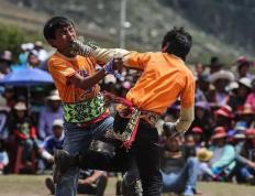 【168体育】拳击化解心结，秘鲁村庄的特殊习俗，经过战斗维持秩序