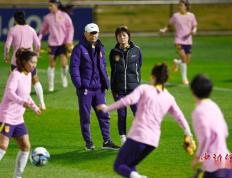 亚洲冠军死磕欧洲冠军，中国女足需放手一搏