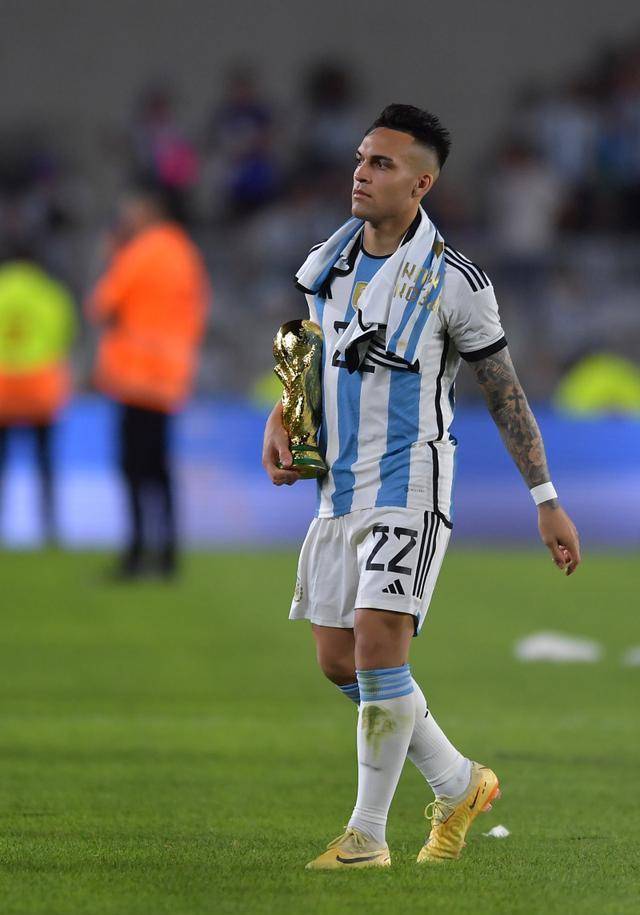 25岁劳塔罗-马丁内斯成为世界第三进球数前锋，阿根廷卫冕美洲杯仰赖他！