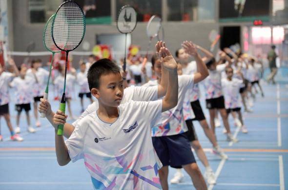 免费学打羽毛球，粤港澳大湾区羽毛球青少年公益培训常态化课程开课