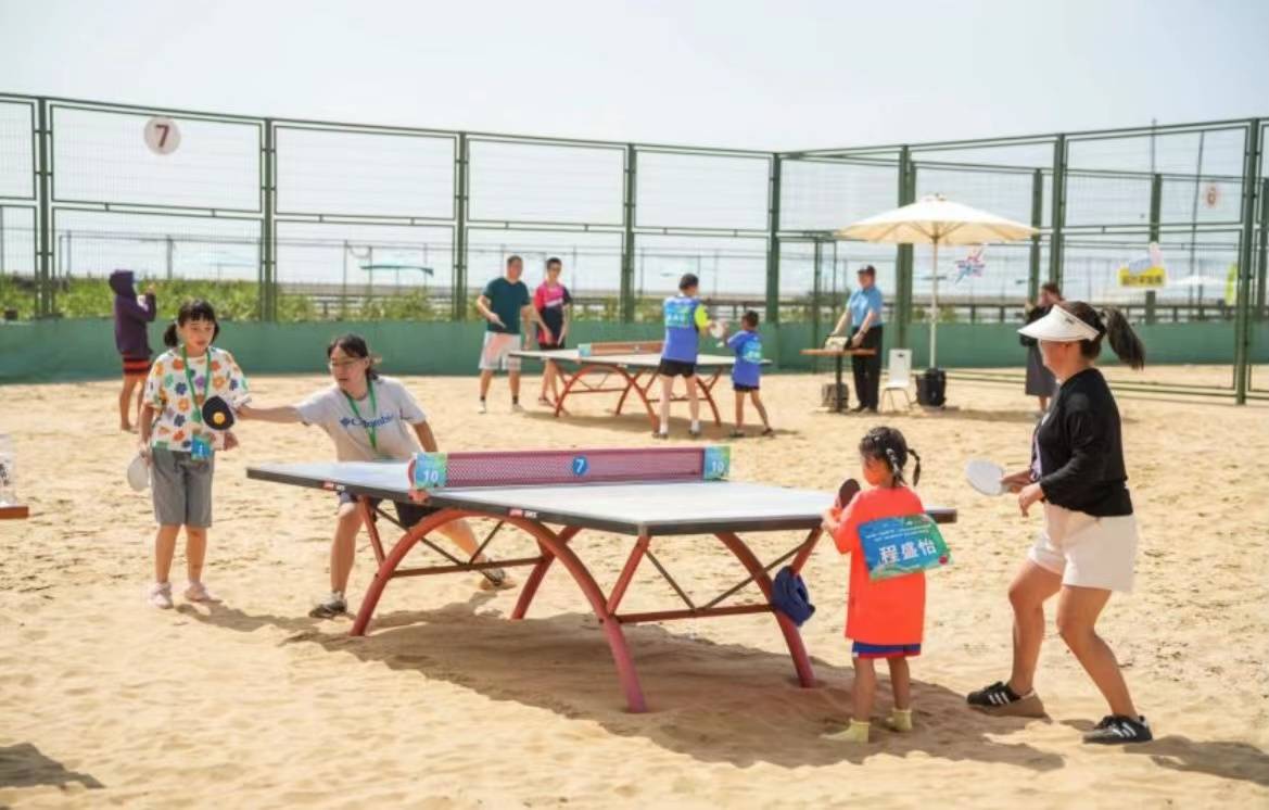 “李宁·金山城市沙滩”亲子沙地乒乓球比赛活力挥拍