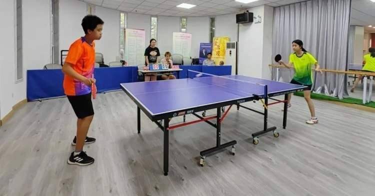 虹桥万博花园社区的乒乓球比赛今天火热开打