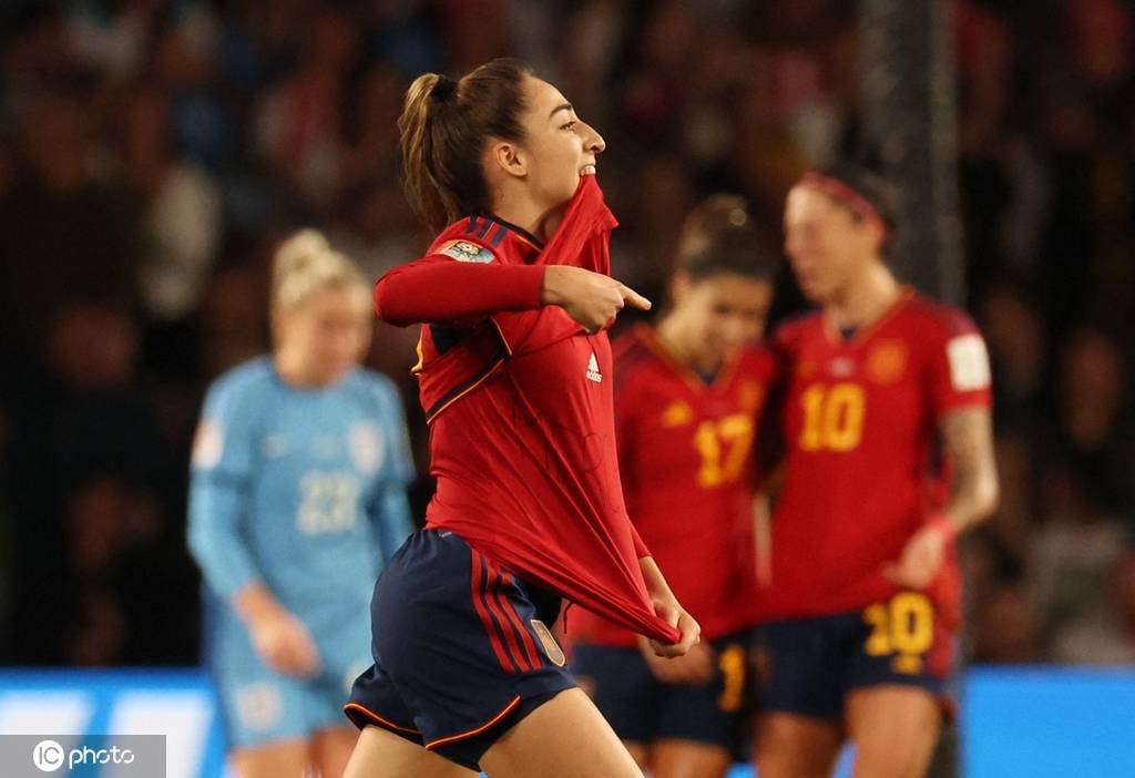 欧洲冠军遭遇困境！英格兰女足全面被动 半场0-1西班牙