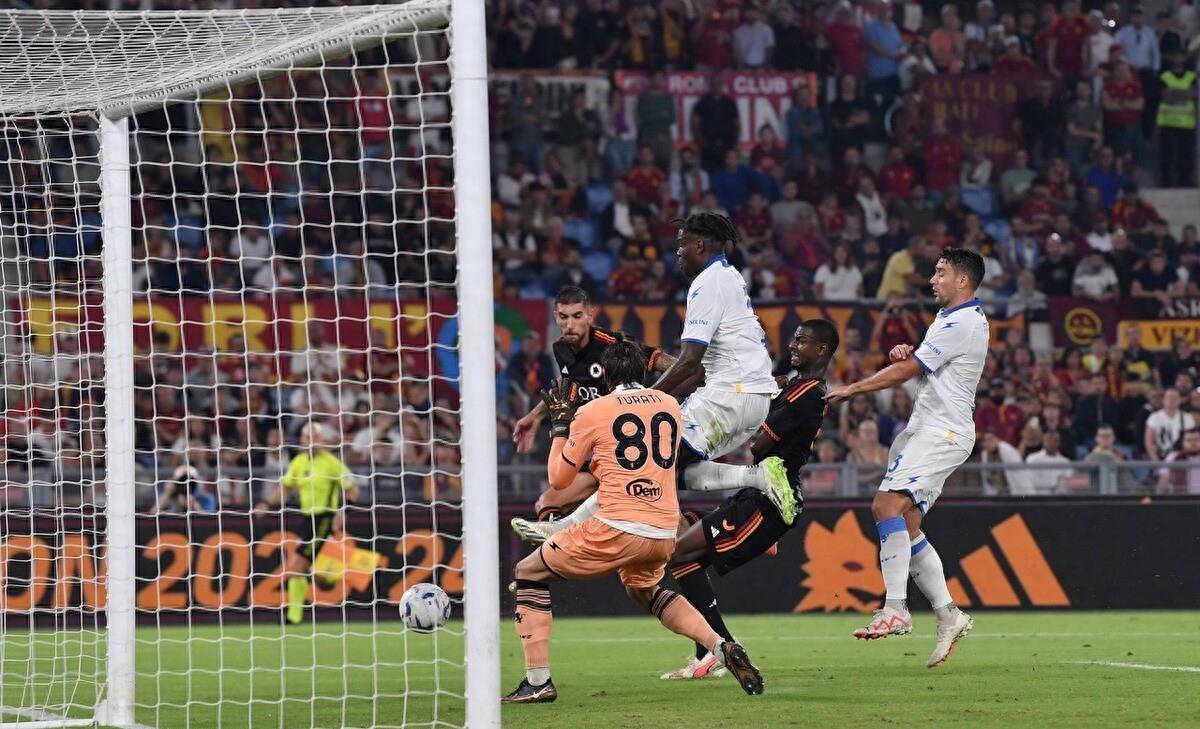 罗马2-0击败弗罗西诺内，穆里尼奥在中场调整中，暂缓帅位危机