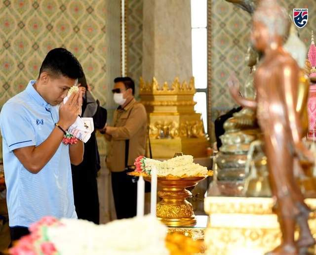 首战中国！泰国国家队全体到寺庙拜佛，为世界杯预选赛征程求好运