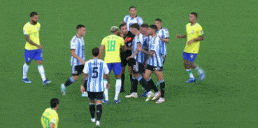 0-1，世预赛3连败！世界第3倒下，阿根廷打破魔咒，球迷爆发群殴