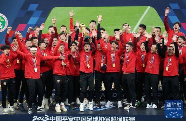 【168sports】中超｜上海海港队获颁冠军奖杯