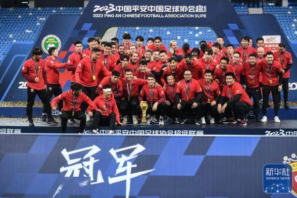 【168sports】中超｜上海海港队获颁冠军奖杯