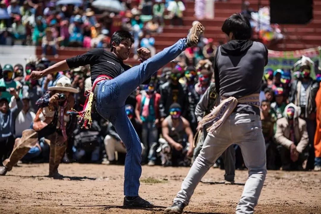 【168体育】拳击化解心结，秘鲁村庄的特殊习俗，经过战斗维持秩序