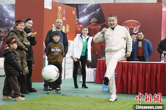 【168sports】国足前队长马明宇抵长沙与球迷互动观亚洲杯