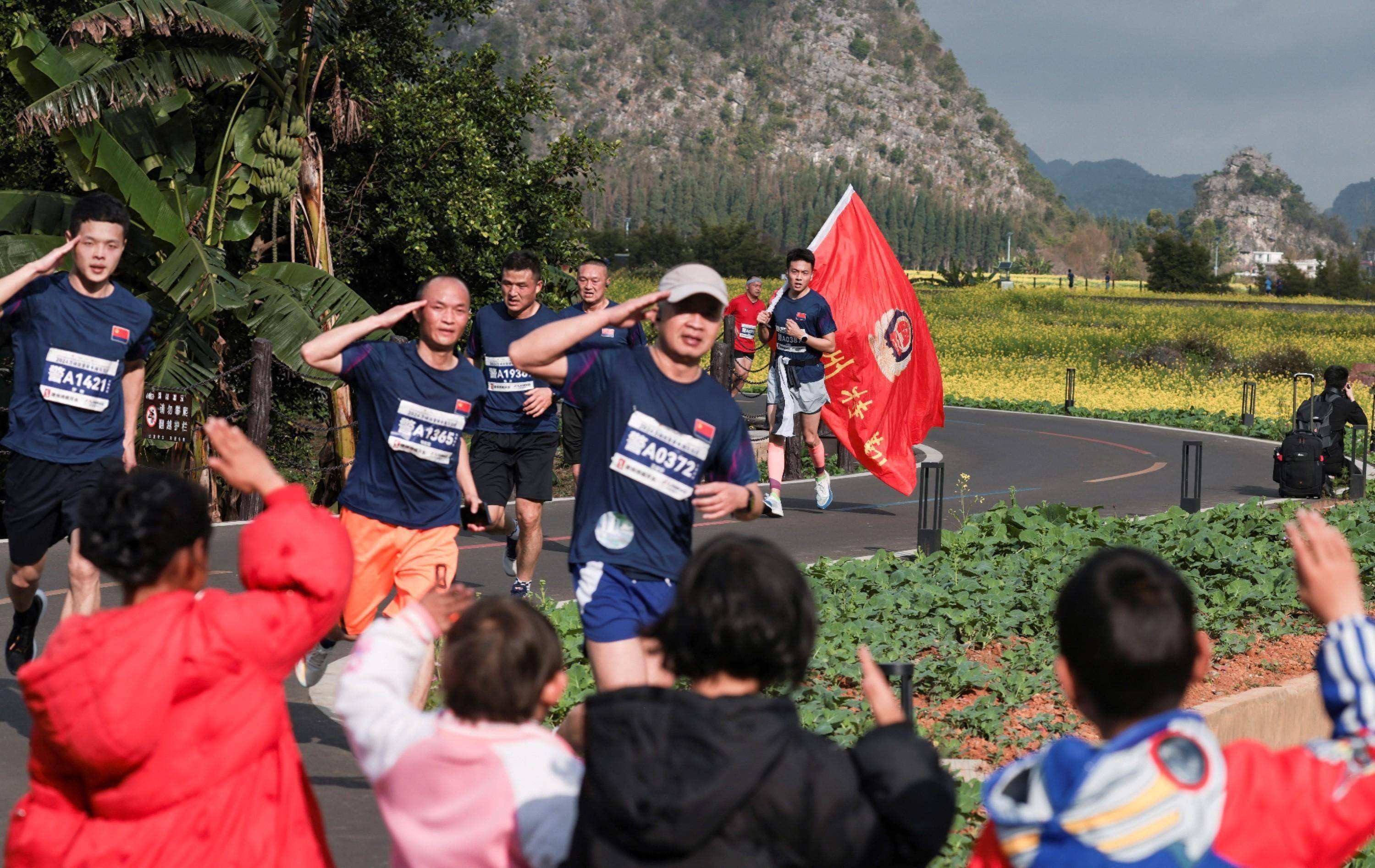 【168sports】赴“藏蓝”奔跑之约，万峰林警察半程马拉松燃爆了！