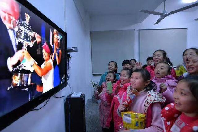 【168sports】“火箭女孩”郑钦文：从十年前看着李娜夺冠，到站上澳网决赛擂台