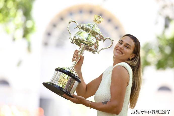 【168sports】手捧澳网奖杯拍写真！25岁冠军从女汉子变淑女，网友：气质温婉