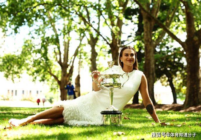 【168sports】手捧澳网奖杯拍写真！25岁冠军从女汉子变淑女，网友：气质温婉