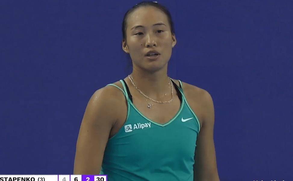 欢呼，郑钦文2-1晋级4强，3连杀前法网冠军，豪取7连胜，开心笑了