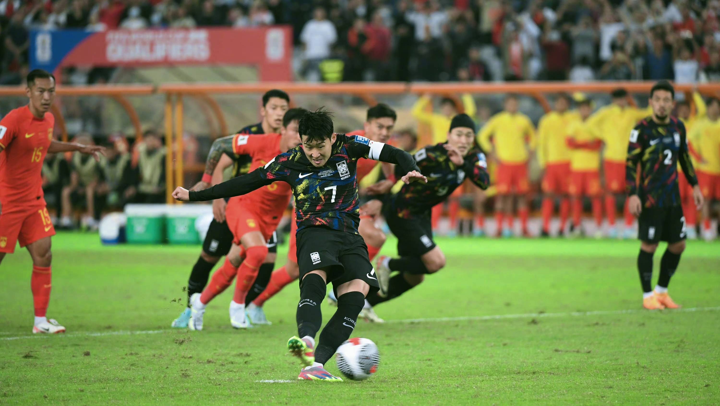 世预赛中国男足主场0：3韩国男足，孙兴慜2射1传，中国男足有亮点